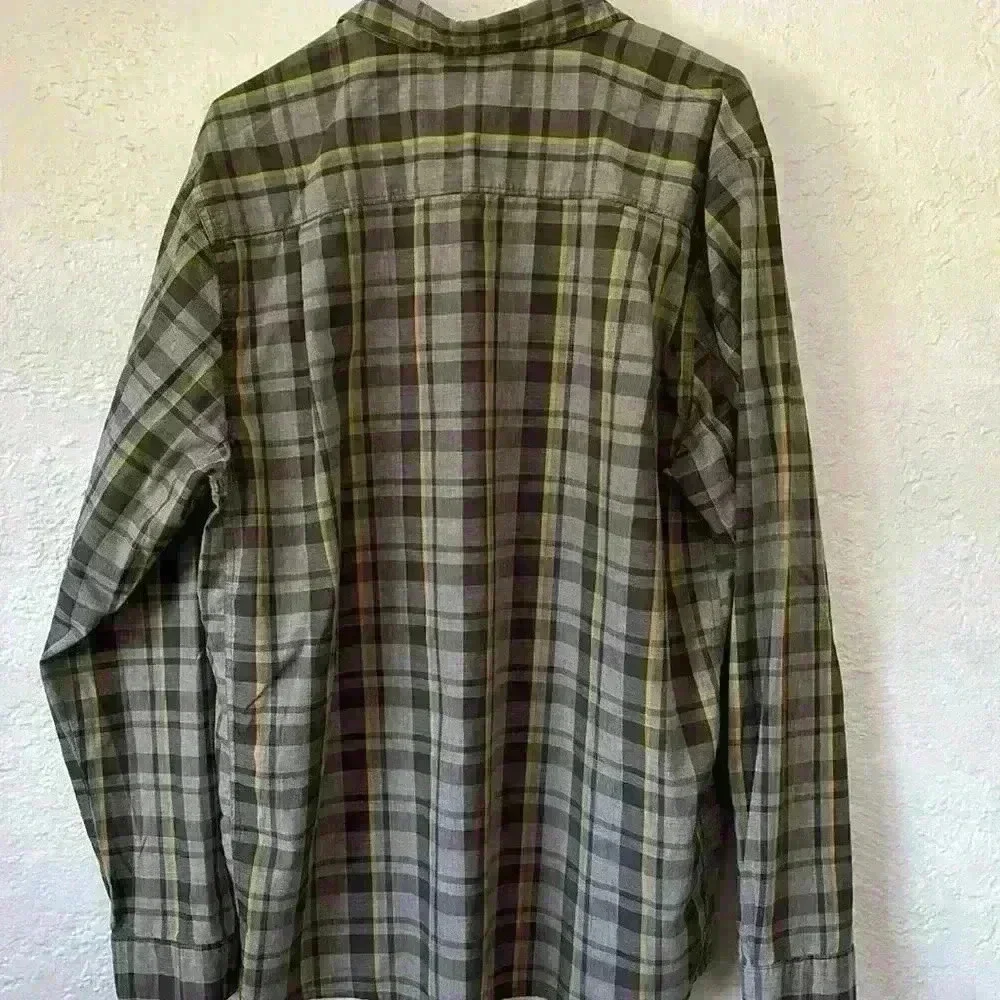 The North Face collared plaid men’s button front shirt